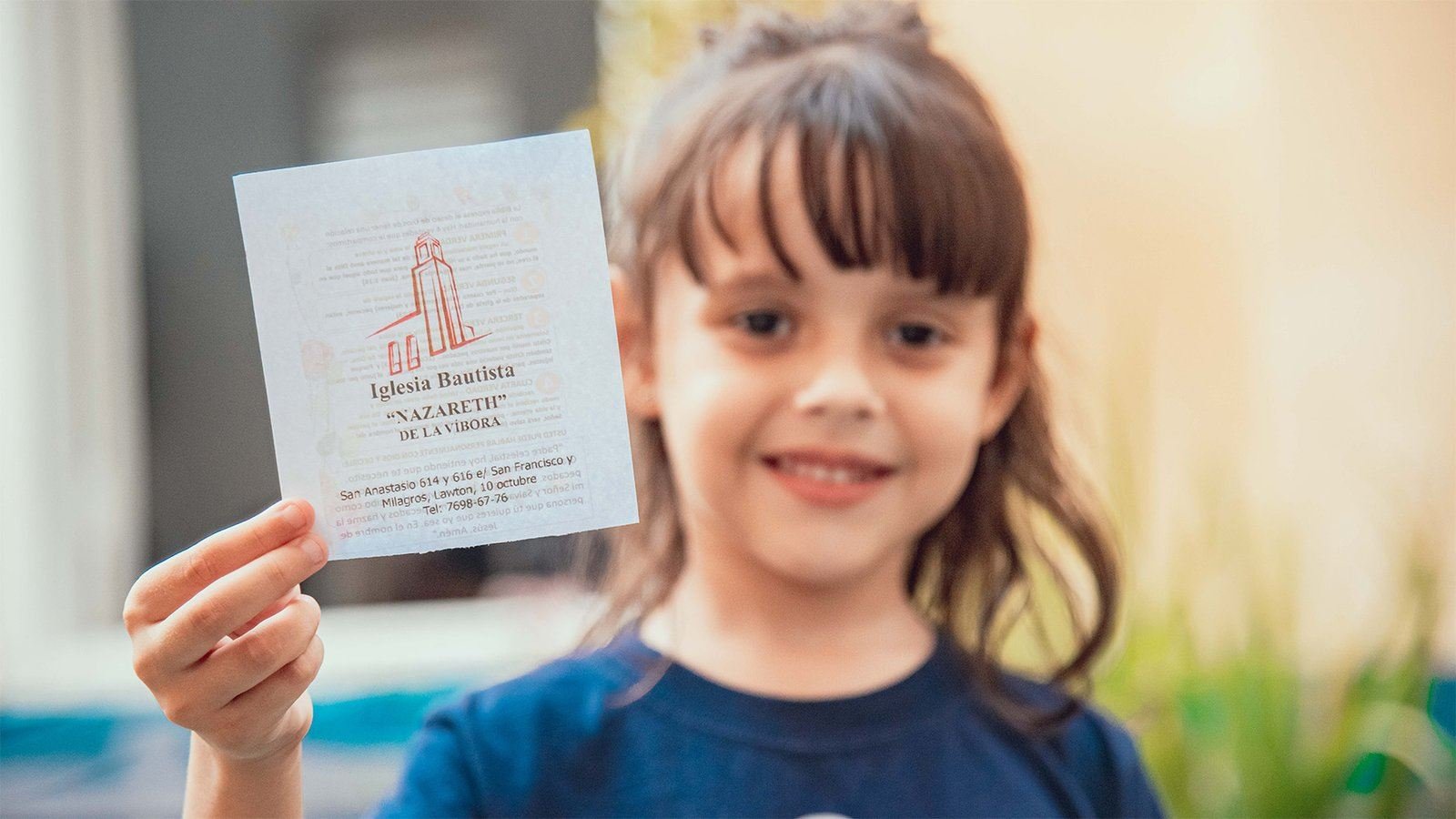 Niña celebrando en el aniversario de la Iglesia Bautista Nazareth